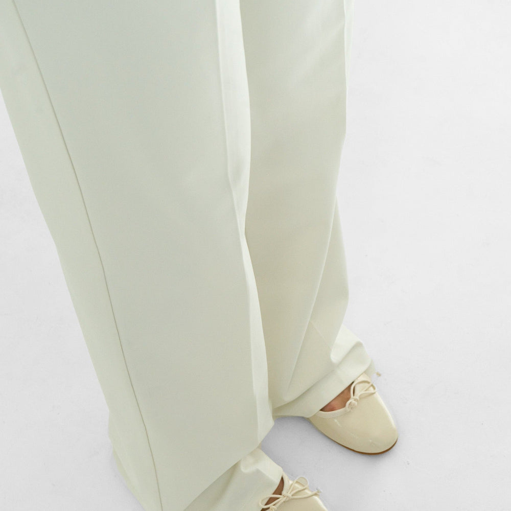 
                      
                        Lisa Pants Beige, close up bottom
                      
                    