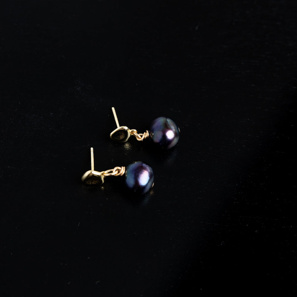 Black pearl stud earrings