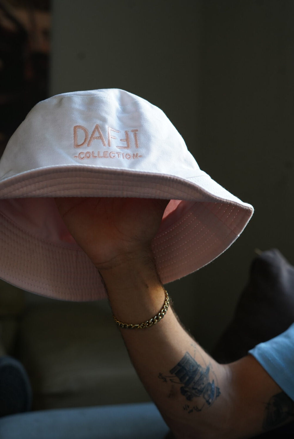 White daffi hat