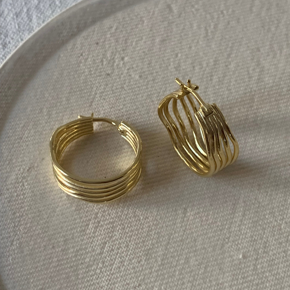 Wiggle earrings gold