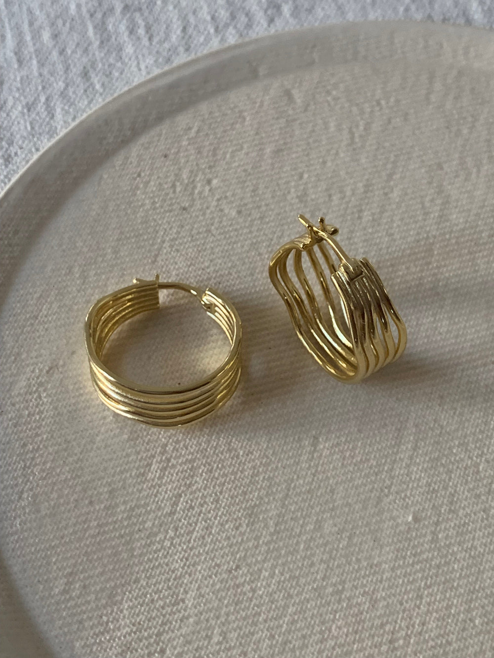 Wiggle earrings gold