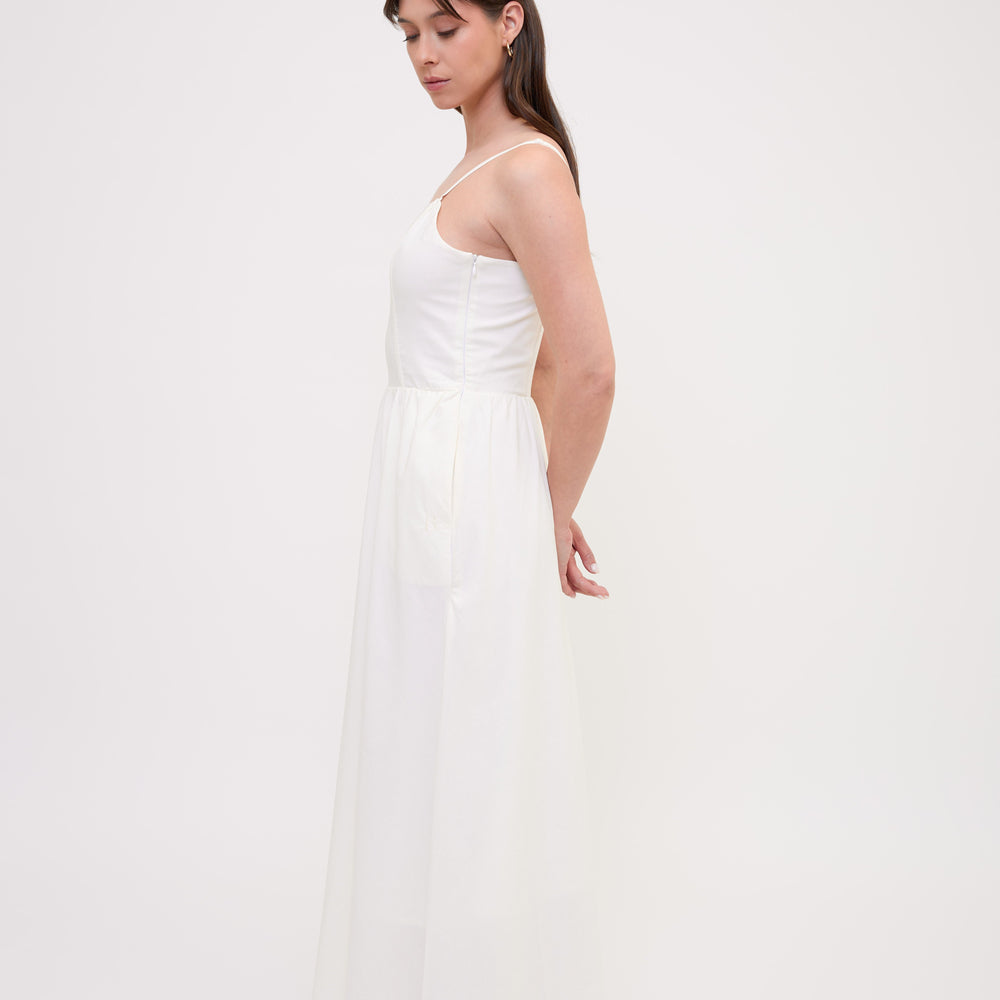 
                      
                        SELENA dress white total side look
                      
                    