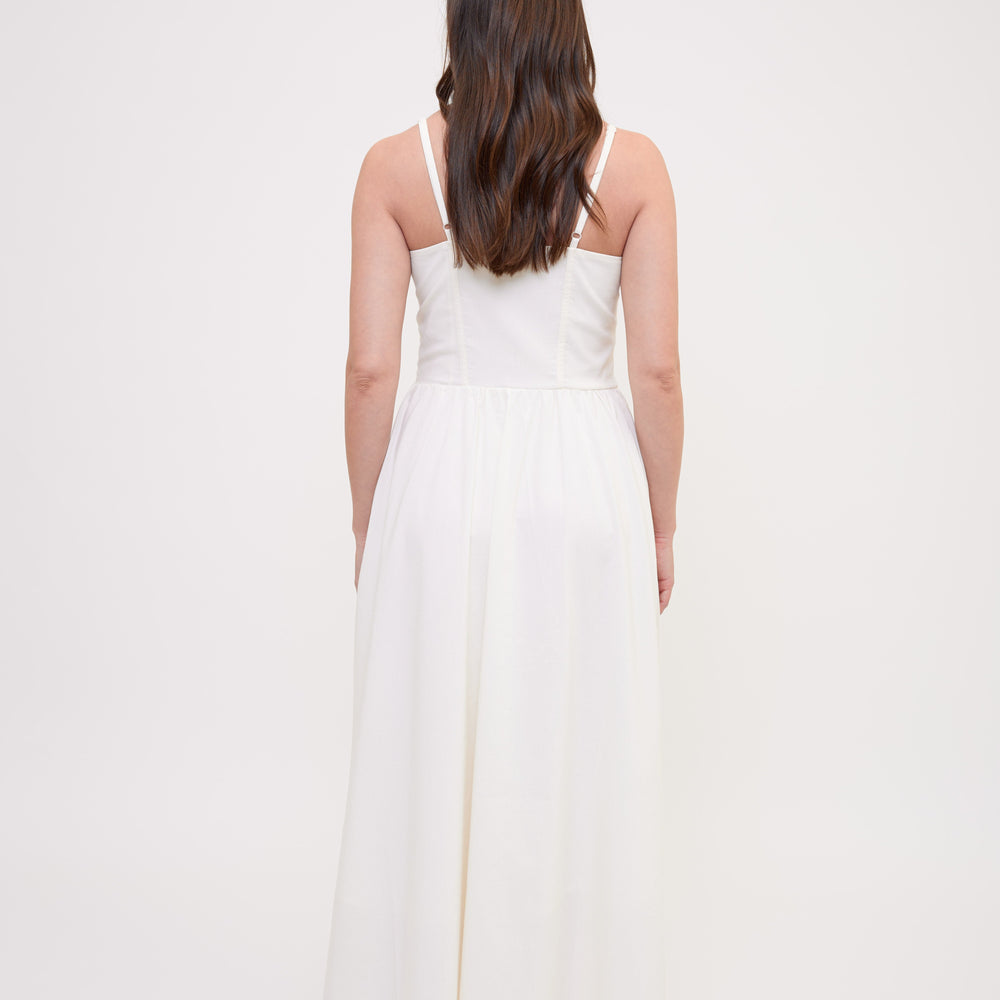 
                      
                        SELENA dress white total back look
                      
                    