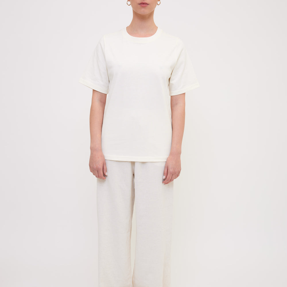 LORA tshirt cream front total look