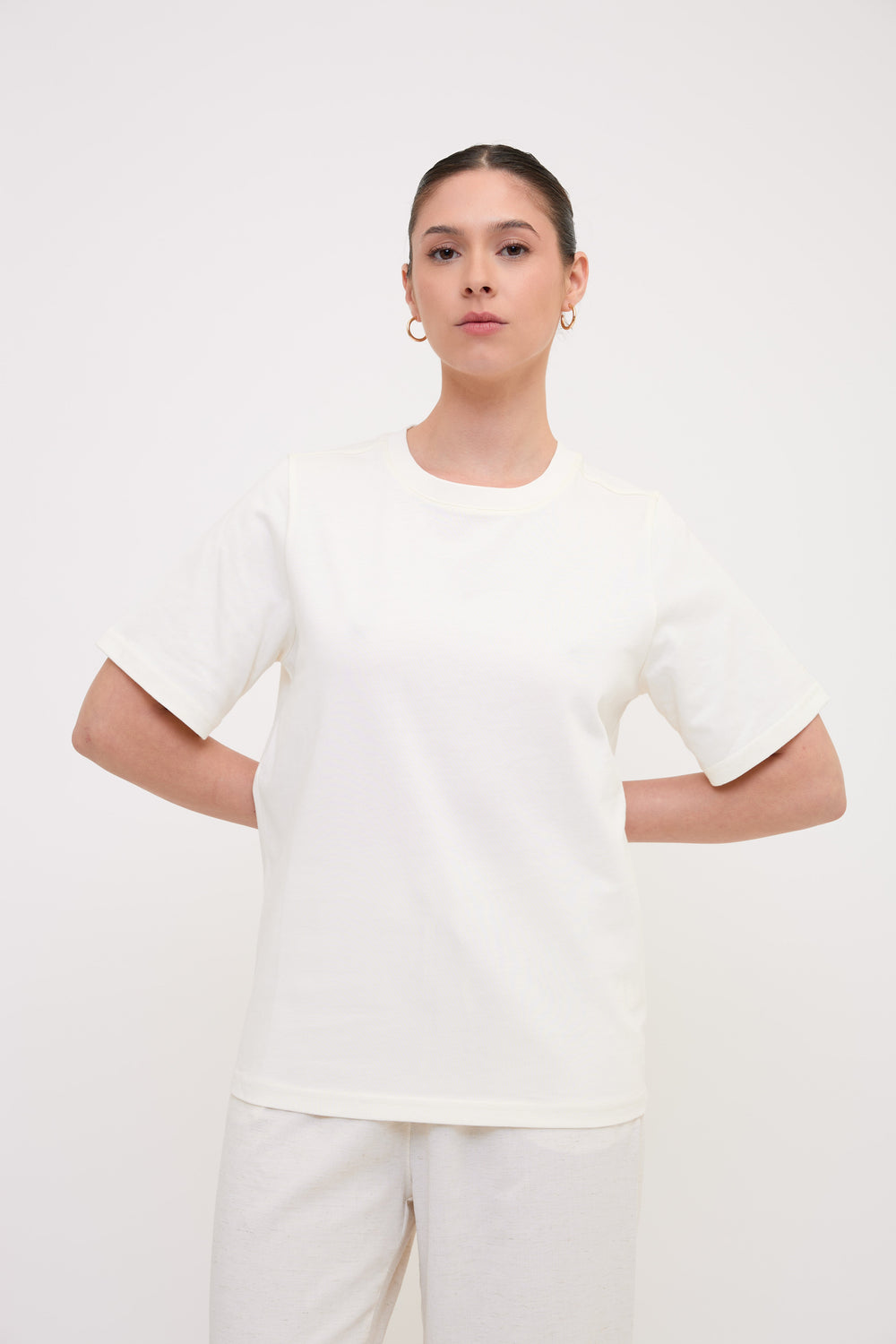 LORA tshirt cream front medium look