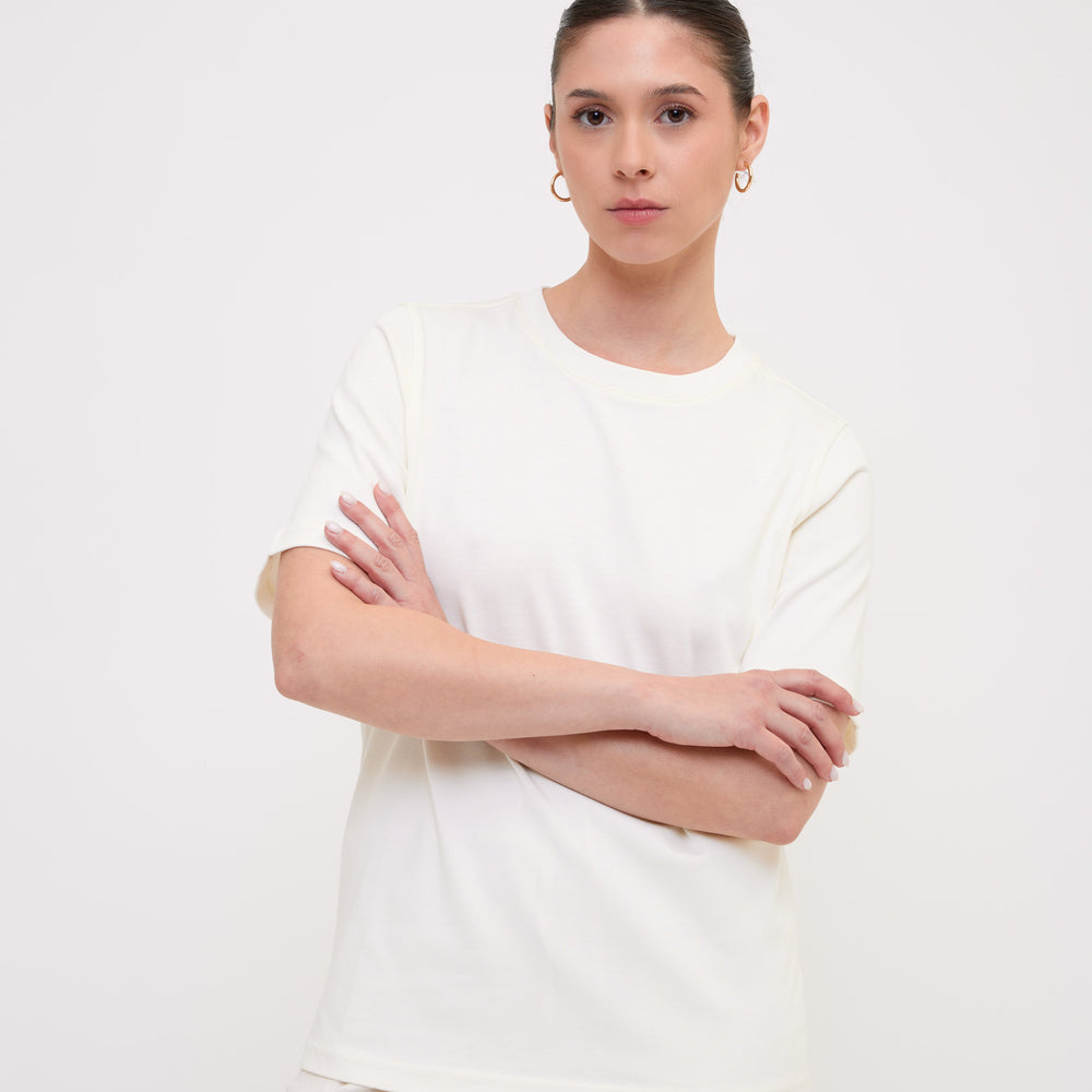 
                      
                        LORA tshirt cream front medium look
                      
                    