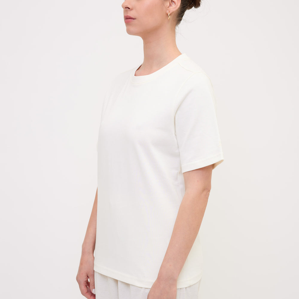 
                      
                        LORA tshirt cream front medium side look
                      
                    