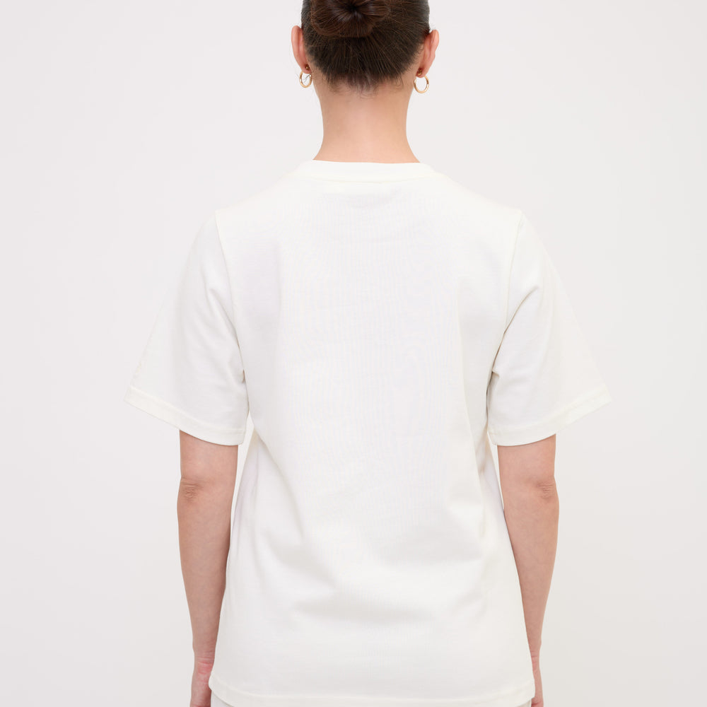 
                      
                        LORA tshirt cream back medium look
                      
                    