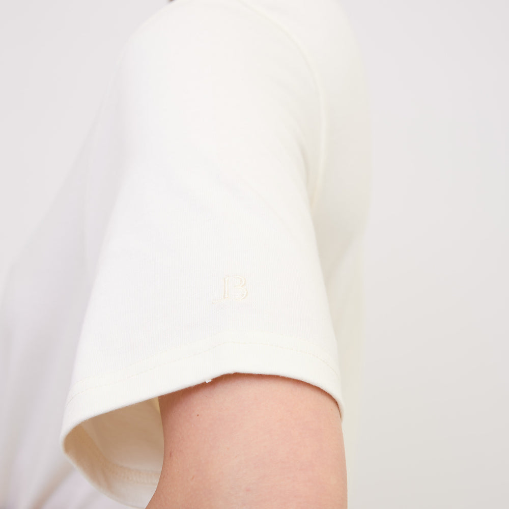 
                      
                        LORA tshirt cream logo detail look
                      
                    