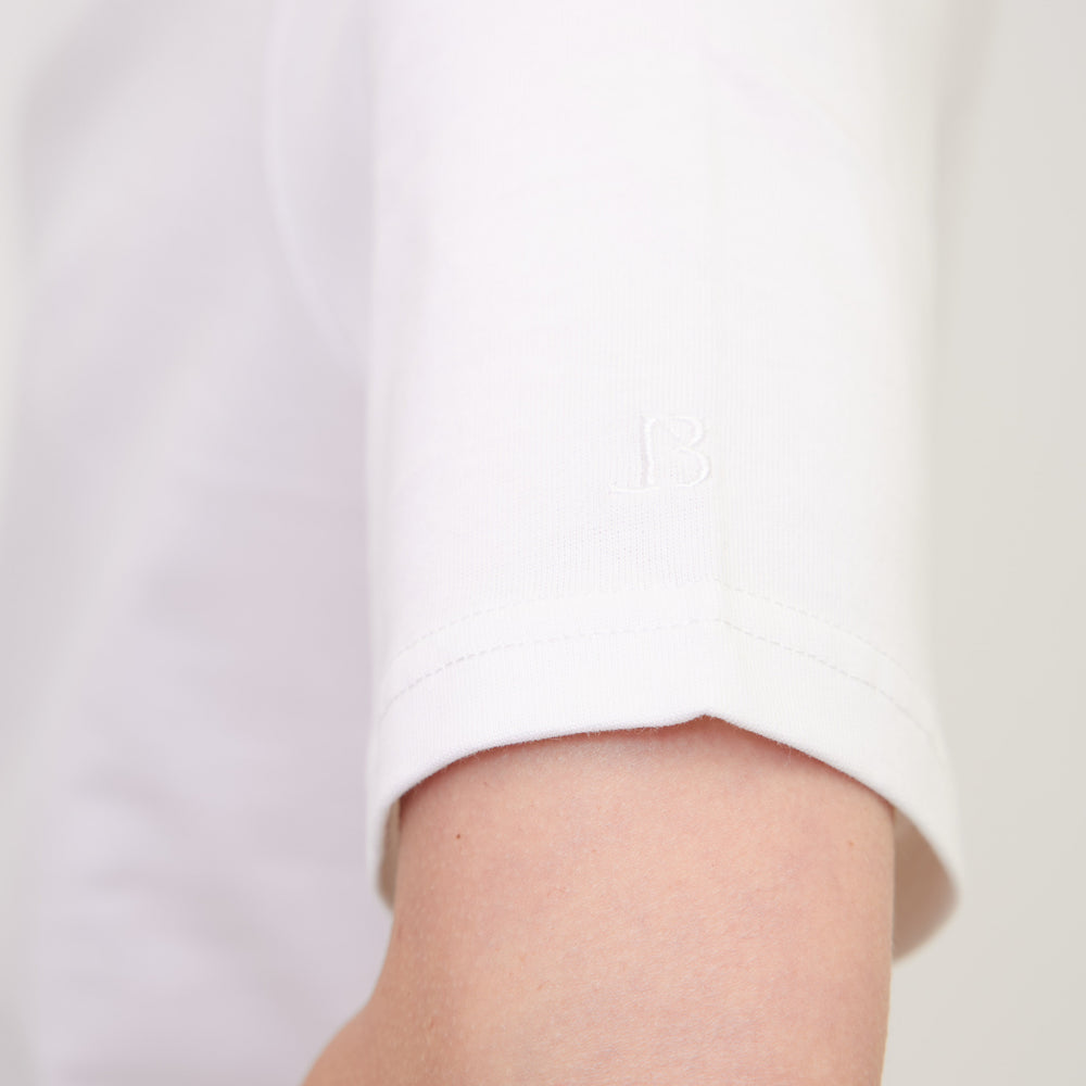 
                      
                        LORA tshirt white logo detail look
                      
                    