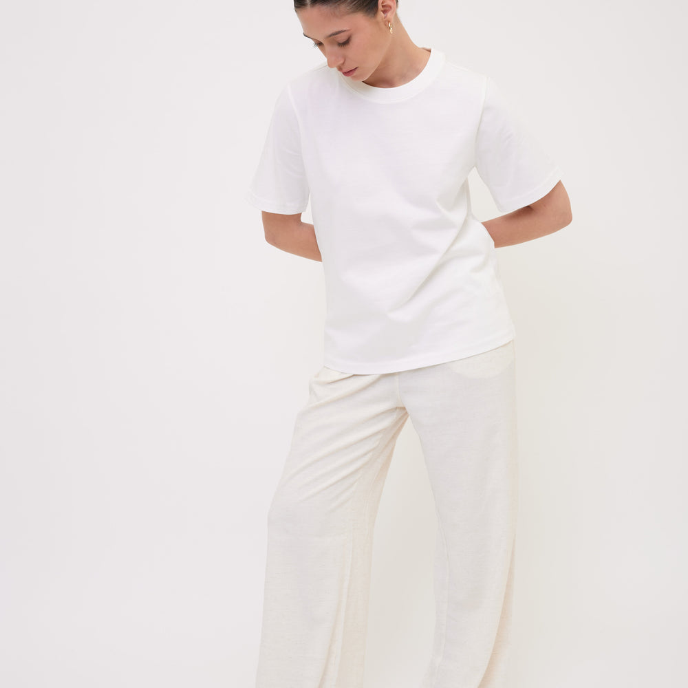 
                      
                        LORA tshirt white front total look
                      
                    