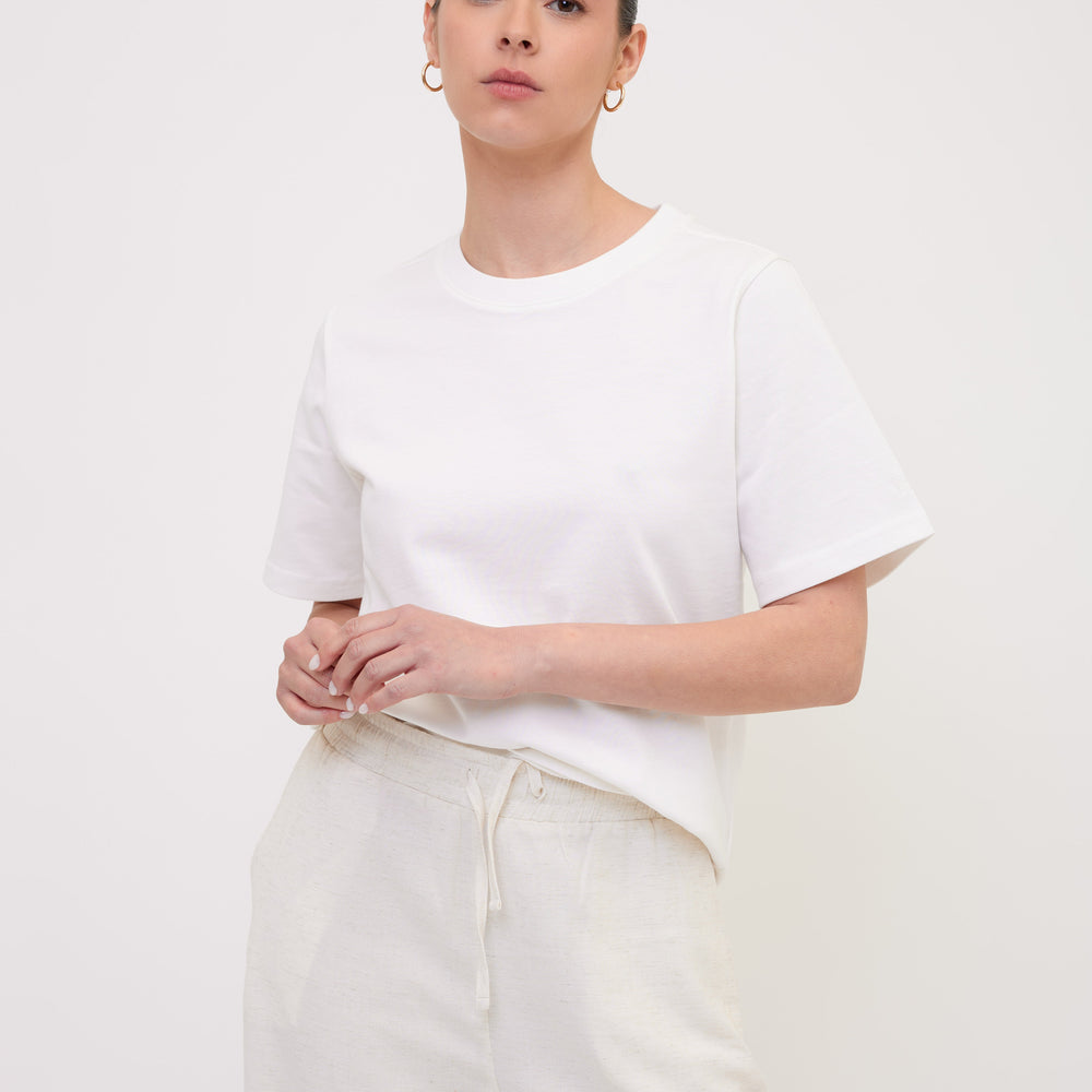 
                      
                        LORA tshirt white front medium look
                      
                    