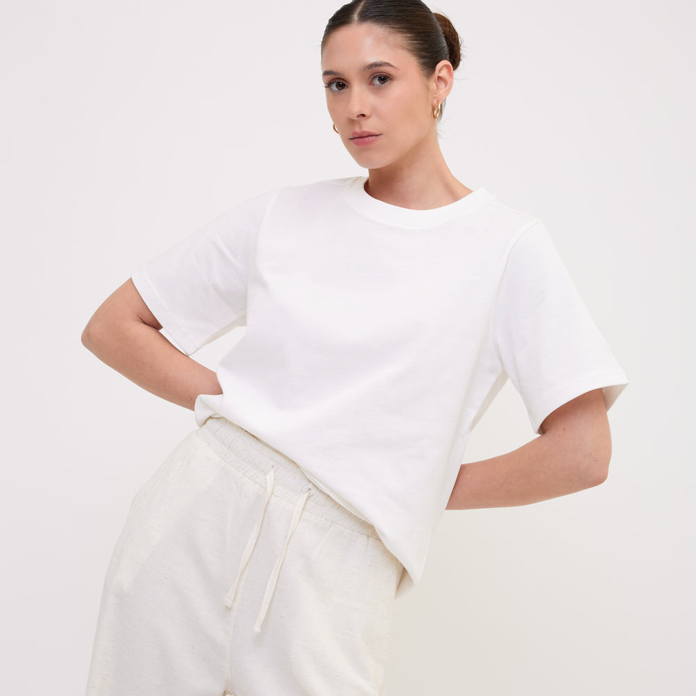 
                      
                        LORA tshirt white front medium look
                      
                    