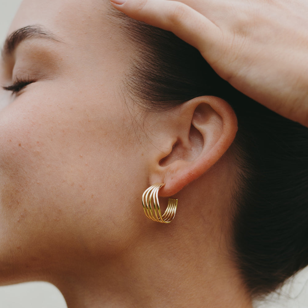 Wiggle earrings gold