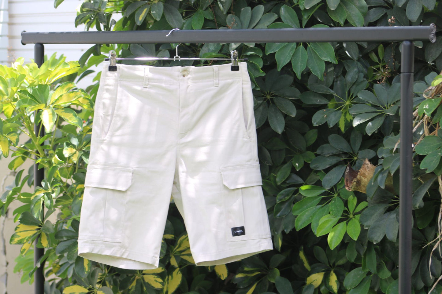 Utopía Cargo Shorts (White)