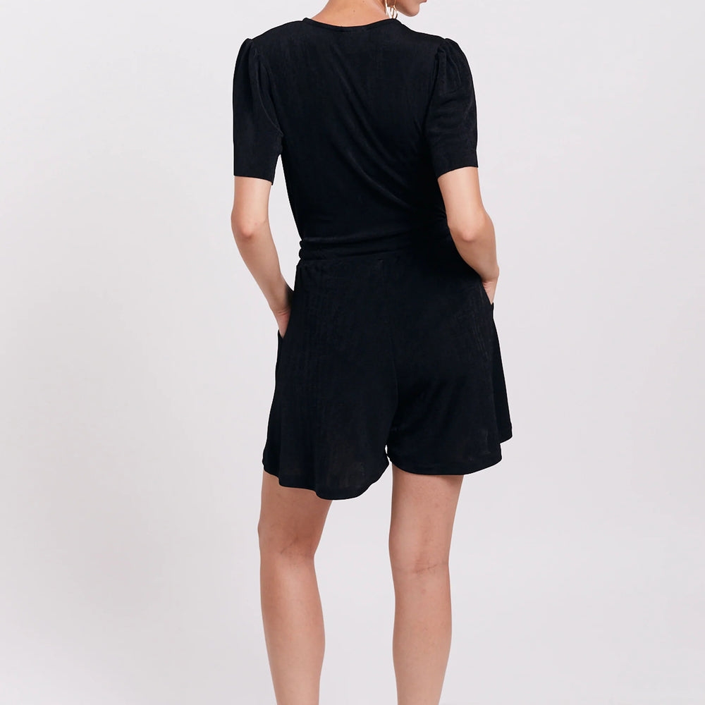 
                      
                        Lev shorts | Black
                      
                    